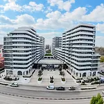 La Bella In Odyssey Pools Parking *